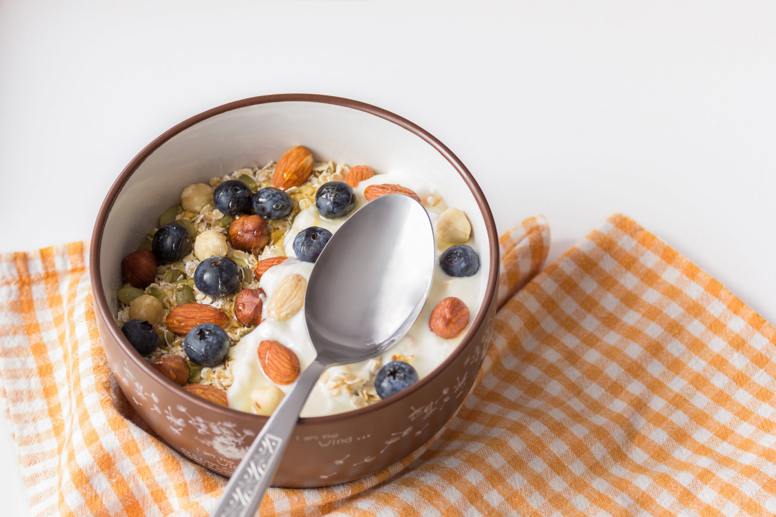 Yogurt: quale scegliere e quando limitarlo